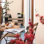 Hinc Domus -
